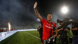 No solo Esteban Paredes: otros 3 futbolistas chilenos que se retiraron y volvieron sorpresivamente a jugar