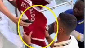VIDEO | Cristiano Ronaldo se niega a firmar una camiseta del Manchester United 
