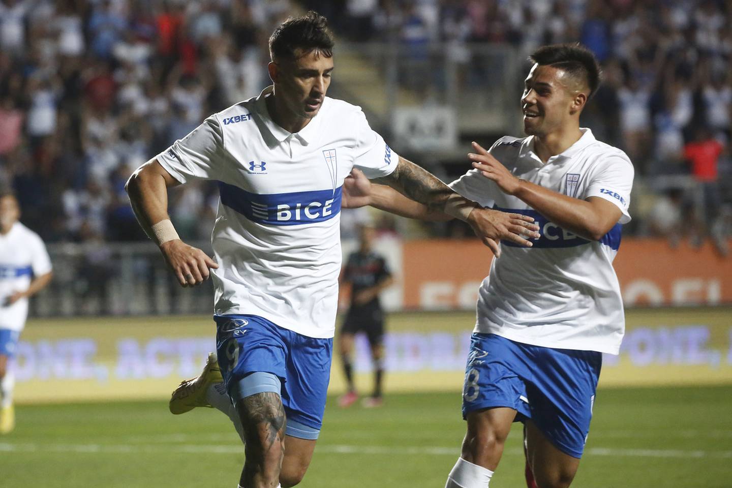 Fernando Zampedri y Alexander Aravena celebran un gol del Club Universidad Católica.
