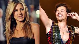 ¡Frente a Jennifer Aniston!: Harry Styles rompe sus pantalones en medio de su concierto
