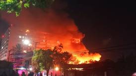 VIDEO | Voraz incendio consumió una fábrica y una casa en La Cisterna: 200 personas fueron evacuadas