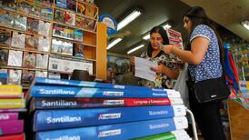 Ahorra en textos escolares en los populares puestos de libros de calle San Diego