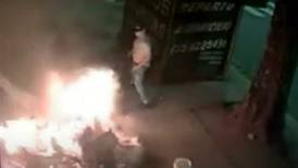 VIDEO | Mujer prendió fuego a indigente mientras dormía en la calle
