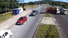 VIDEO | Impactante choque en Villarrica: camión con caballos se volcó y los animales terminaron en la calle