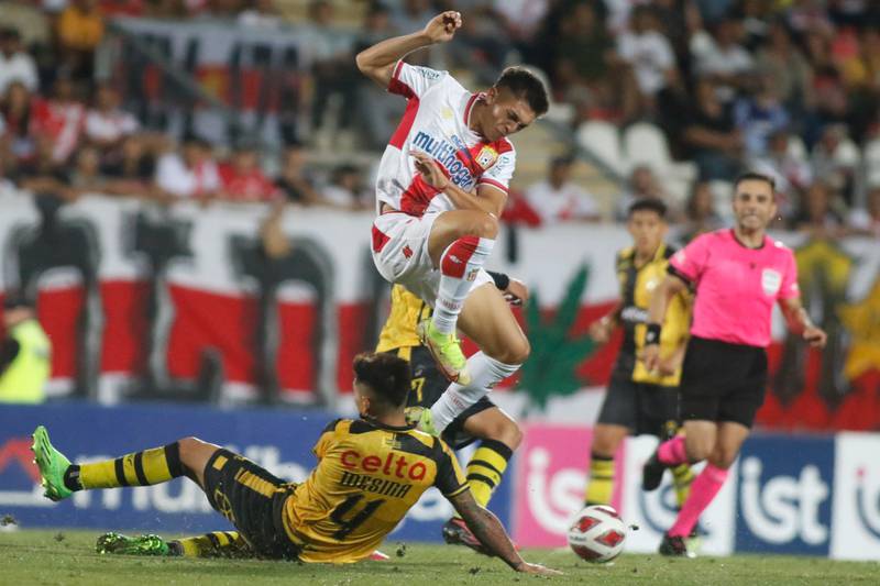 Jugadores de Coquimbo Unido y Curicó Unido luchan por el balón en partido correspondiente a la fecha 1 del Campeonato Nacional de Primera División.