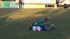 VIDEO| Polémica en la Tercera B: Árbitro no cobró un feroz codazo en mitad de cancha y la jugada terminó en gol