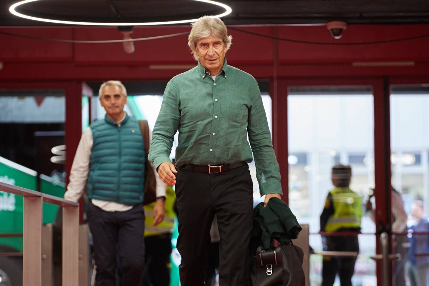 El entrenador chileno Manuel Pellegrini caminando de frente a la cámara previo a dirigir al Real Betis.