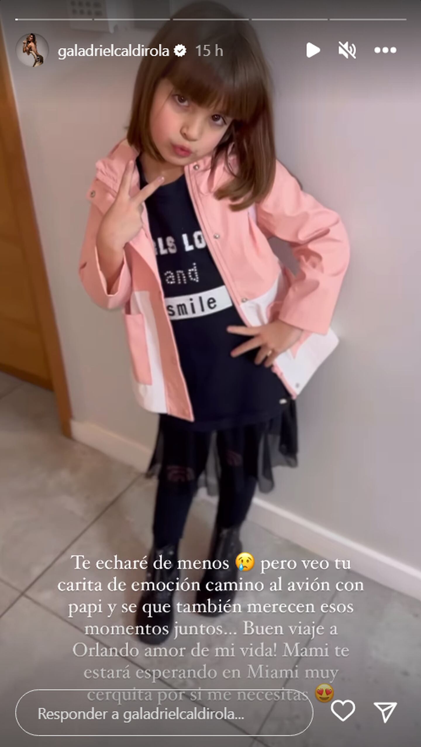 Una historia de Instagram de Gala Caldirola donde se despide de su hija tras dejarla bajo al cuidado de Mauricio Isla, su padre. La influencer española adjuntó una foto de su hija vestida de negro con una chaqueta color rosado.