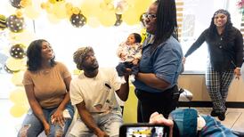Le organizaron un baby shower: Trabajadoras de McDonald's asistieron un parto en el baño del local