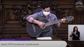 VIDEO | Constituyente citó a Chayanne y tocó guitarra: "Creo que es necesario desformalizar los espacios de poder"