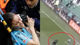 VIDEO | Sale a la luz impactante registro del duro choque que sufrió árbitra con una cámara en el partido del Betis