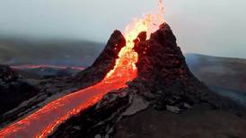 [VIDEO] Extremos juegan voley al lado de volcán activo en Islandia