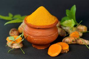 El secreto dorado: cubriendo canas con cúrcuma y aceite de almendras