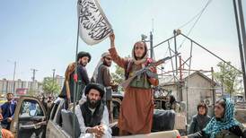 Lágrimas y decepción: Talibanes impiden el ingreso a clases a jóvenes afganas