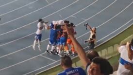 VIDEO | Accidentado festejo: Nacho Saavedra recibió patadón tras festejar un gol de la UC