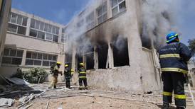 Siguen los bombardeos en Israel: Cohete cayó en un colegio y otro en edificio residencial