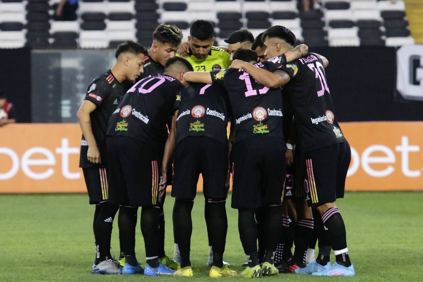Los jugadores de Santiago City se reúnen antes del inicio del partido ante Colo Colo en Copa Chile.