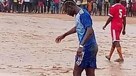Video | Humildad ante todo: Sadio Mané volvió a Senegal y jugó una "pichanga" en cancha de tierra y bajo la lluvia