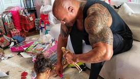 “Completamente aterrorizada”: Dwayne "La Roca" Johnson se las dio de estilista de su pequeña hija y compartió su tierna reacción