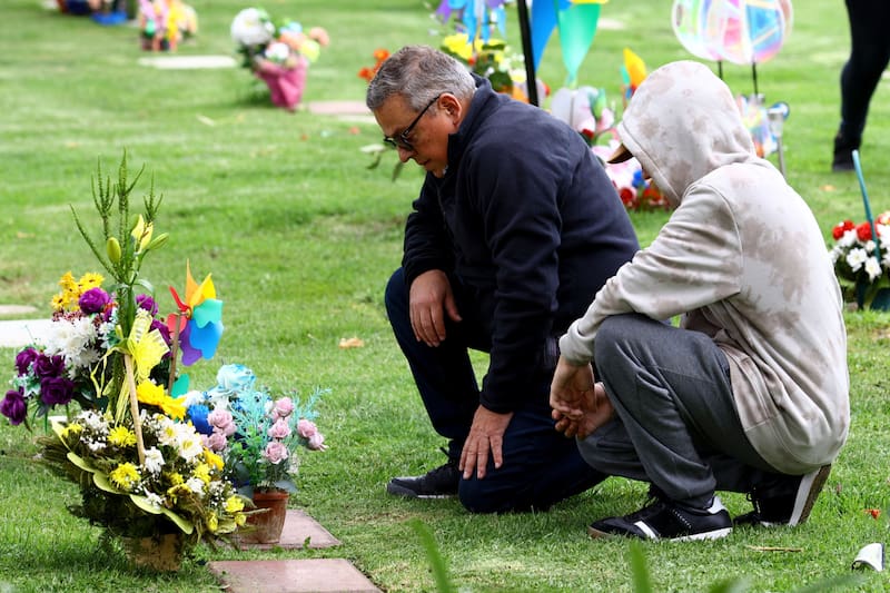 En esta fecha, muchas familias chilenas visitan a sus seres queridos en el cementerio para honrar sus vidas. Créditos: Edwin Navarro/Aton Chile.