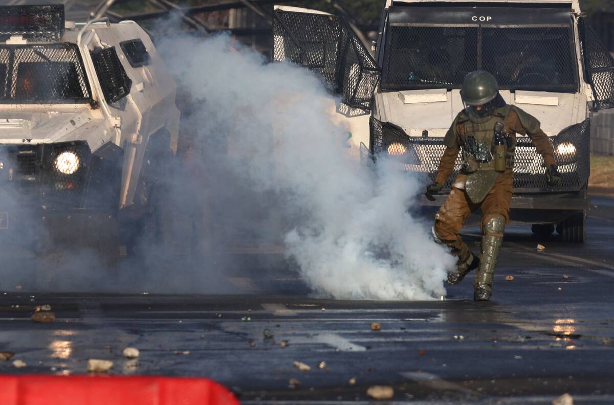 18 de octubre: Cuatro carabineros heridos y 20 detenidos en la Región Metropolitana