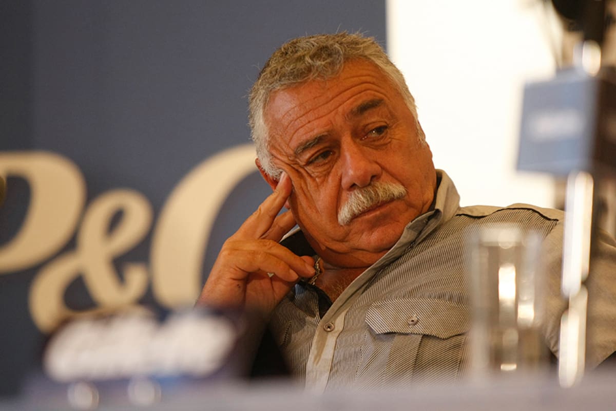 19.03.2013 - CARLOS CASZELY GARRIDO - EX FUTBOLISTA - COLO COLO - PRIMER PLANO - ESCUCHANDO - VIENDO - MIRANDO - ATENTO - PERSONAJE - DEPORTES - FUTBOL / LA CUARTA - PAGINA 19 - DEPORTES - CREDITO JUAN GABRIEL SOTO - CHILE / PUBLICADA - - - 19.03.2013. CONFERENCIA GILLETTE, HABLAN CARLOS CASZELY, ELIAS FIEGUEROA Y MARCELO SALAS.21.03.2013. CARLOS CASZELY, EX FUTBOLISTA NACIONAL. - Santiago - CHILE - JUAN GABRIEL SOTO B. - CONFERENCIA GILLETTE, HABLAN CARL
