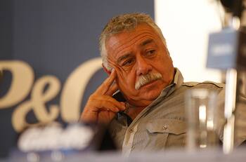 “El tirano Pinochet no lo soportó”: En Francia destacan la valentía de Carlos Caszely tras el Golpe de Estado