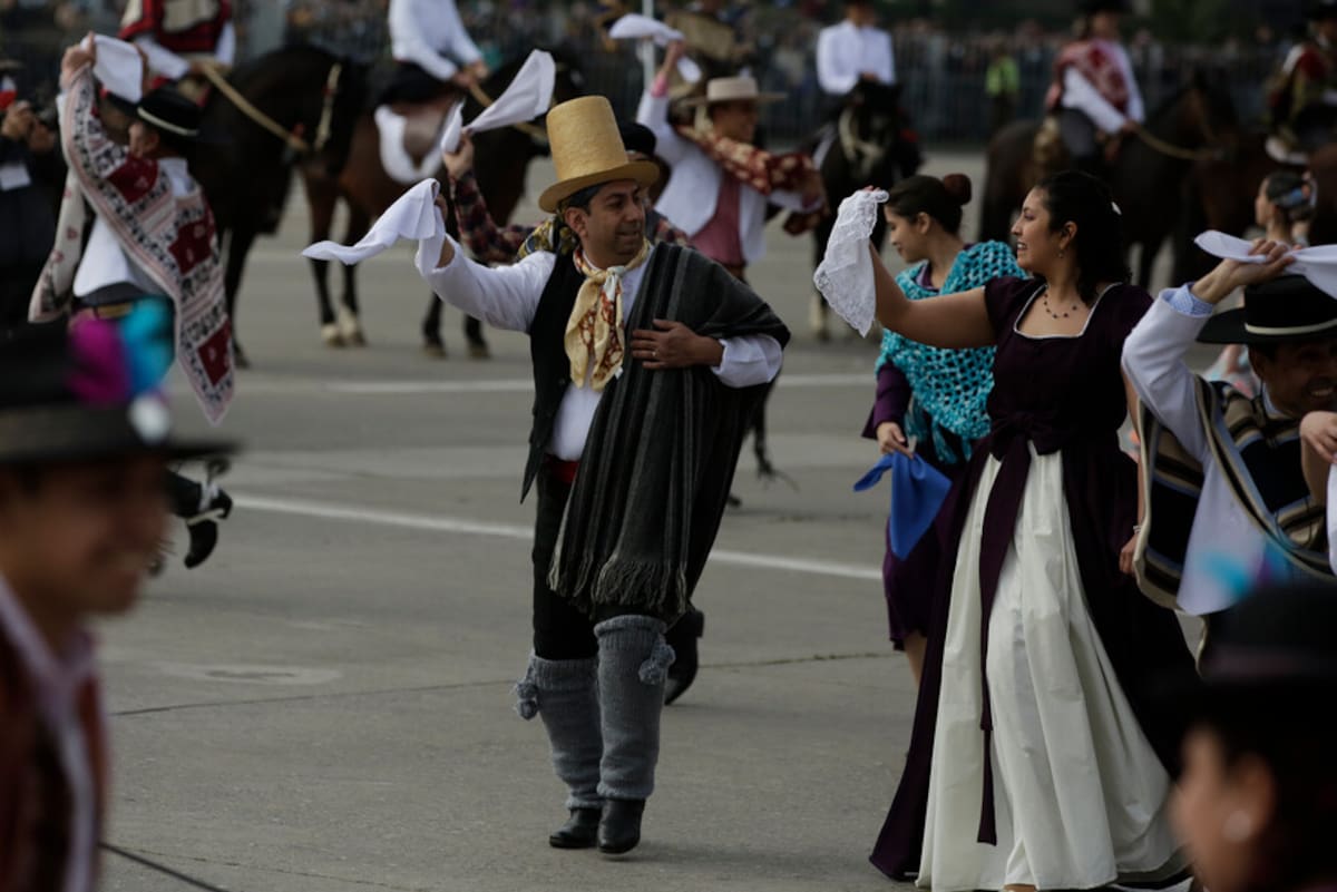 Bailar cueca, ir a las ramadas y presenciar la Parada Militar son de las actividades más realizadas en esta fecha.