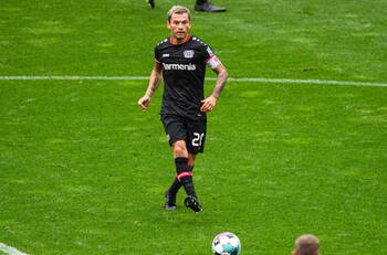 ¡Apareció el capitán! Charles Aránguiz estira la goleada del Bayer Leverkusen por la Copa de Alemania