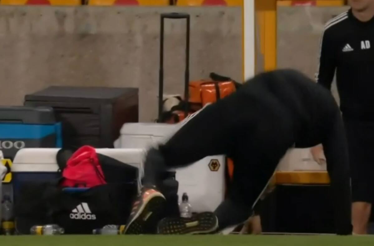 ¡Cuidado profe! DT del Wolverhampton fue 'tackleado' por jugador del Olympiacos