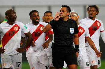 Hasta el presidente de Perú se lanzó contra el árbitro chileno Julio Bascuñán