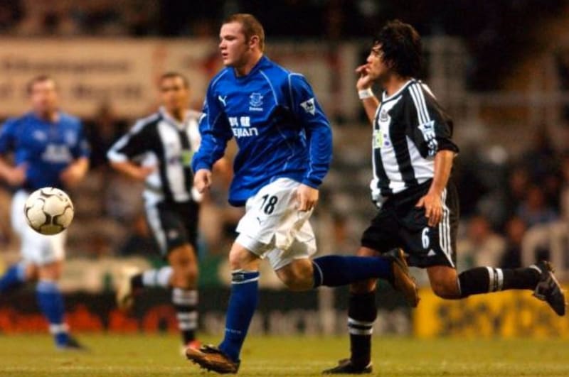 El mundialista chileno llegó a la Premier League y estuvo tres temporadas. En la fotografía, ante el Everton y Wayne Rooney.