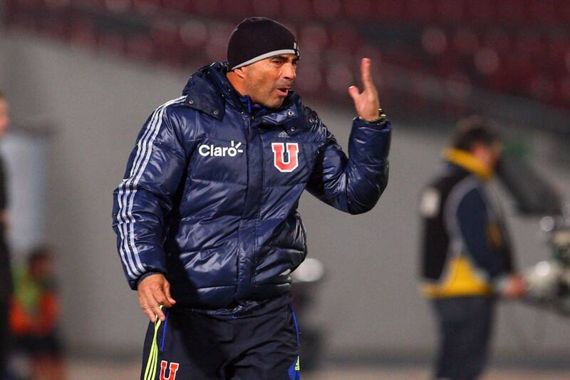 El director técnico argentino, Jorge Sampaoli dirigiendo a la U. Foto: Aton.