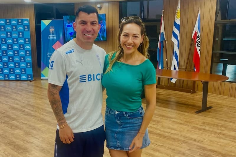 La periodista uruguaya cubrió el fútbol chileno durante 3 años. En la foto, compartiendo con Gary Medel en su regreso a Universidad Católica.