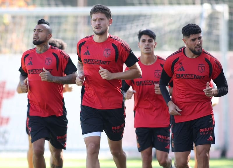 Los albos tendrán un parón de 14 días, por lo que deberán idear un plan para no perder ritmo. Foto: @Colocolooficial.