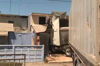 VIDEO | Accidente en Hualpén: camión quedó incrustado dentro de una casa tras impactante choque