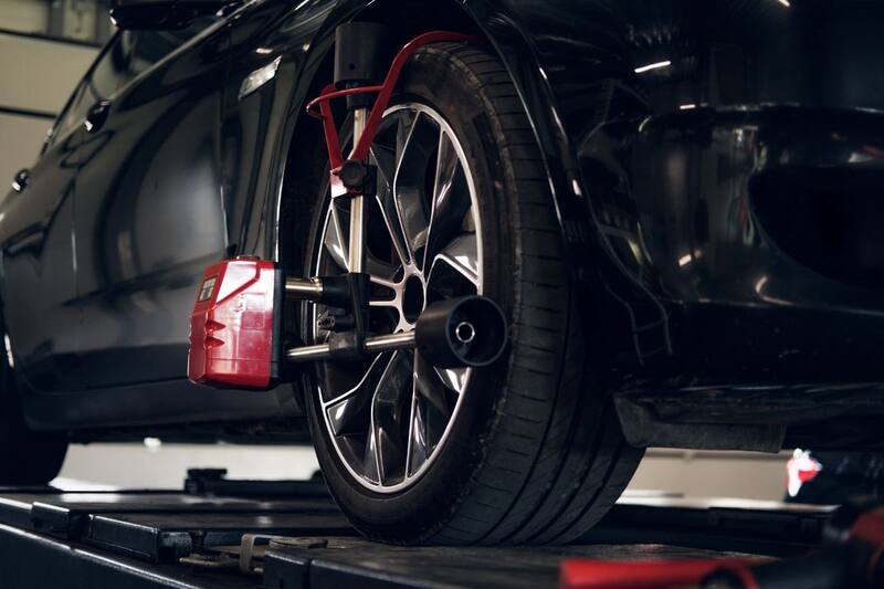 La alineación de neumáticos mejora seguridad y ahorro dinero.