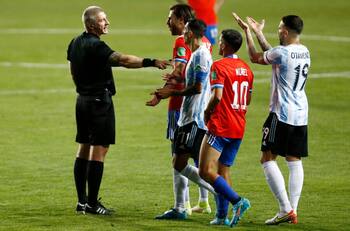 Les costó caro: Conmebol suspendió por 4 meses a los asistentes del partido de Chile con Argentina