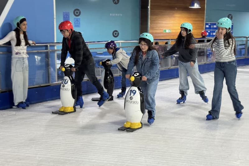 La actividad es una alternativa perfecta para escapar del calor sin salir de Santiago, ideal para quienes extrañan el invierno. Créditos: Cerogrado.