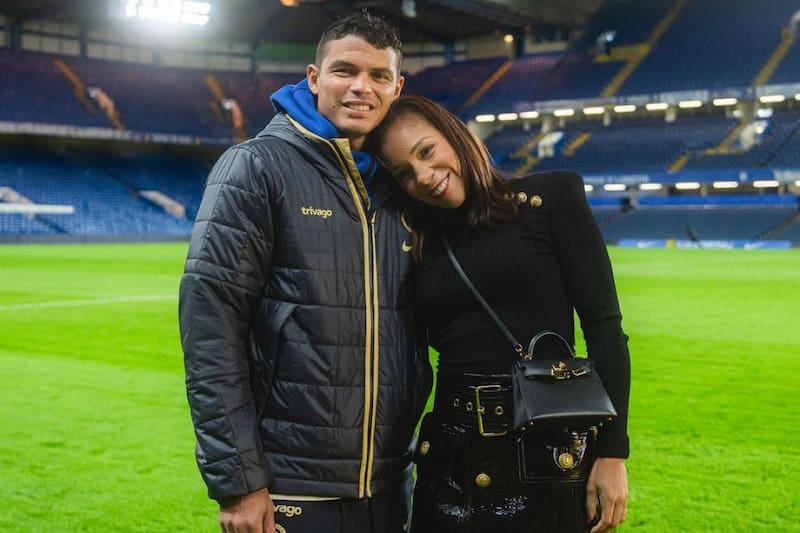 Thiago Silva junto a su esposa Belle Silva en Stamford Bridge.