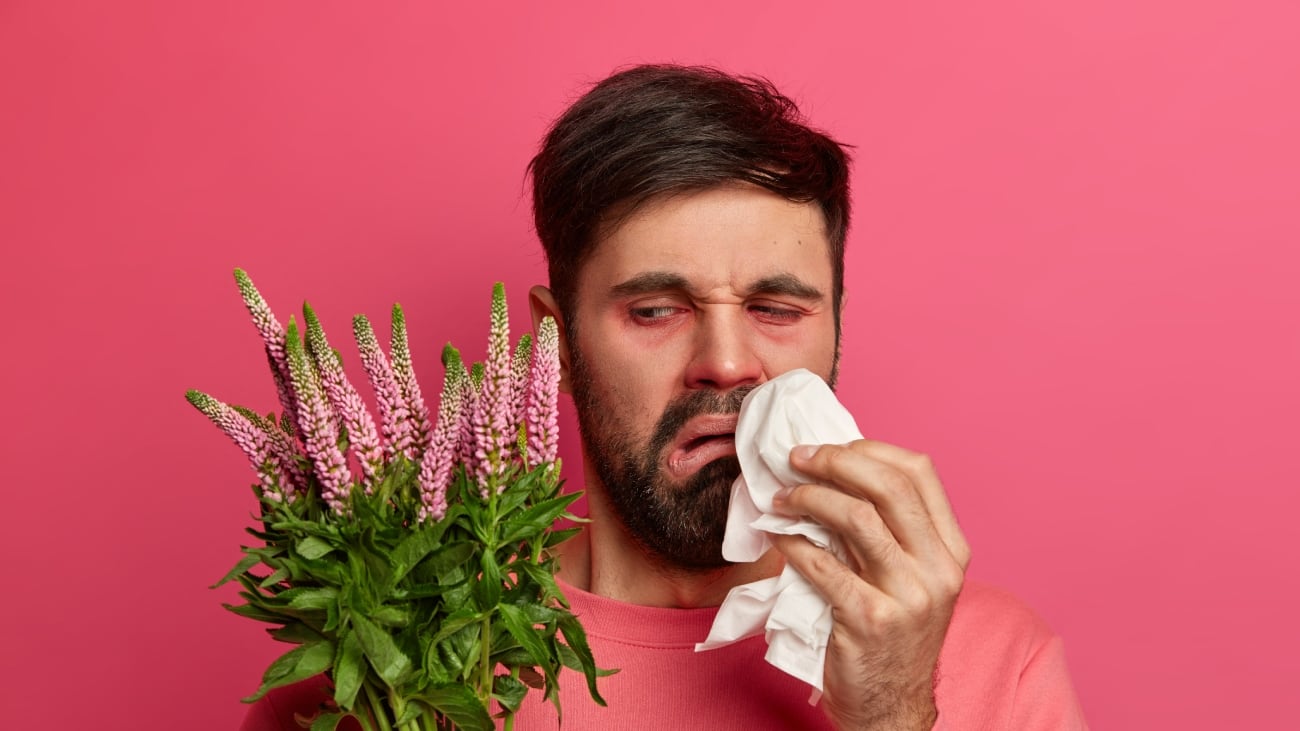 Persona con síntomas de alergia