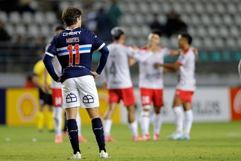 Los Cruzados no levantan cabeza y cayeron frente a los Cementeros por Copa Chile. Foto: Aton.