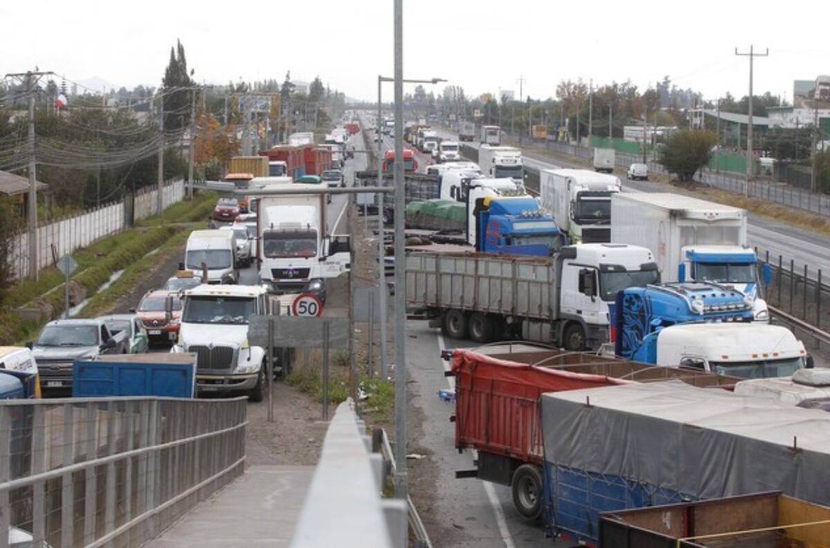 Sin multas ni querellas: Subsecretario de Interior y camioneros logran acuerdo para deponer el paro