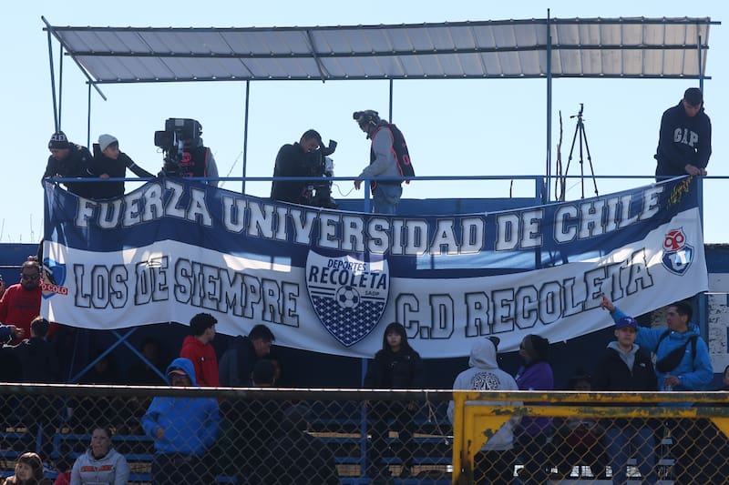 Los recoletanos se sumaron a los apoyos en favor de Universidad de Chile.