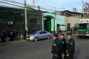 Bomberos rescatan a hombre atrapado en un pozo de la Cárcel de Alta Seguridad