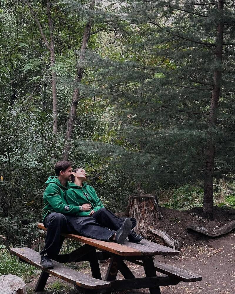 La romántica postal de un abrazo