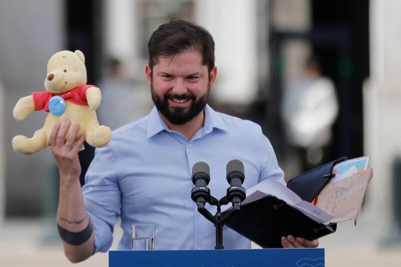 Santiago, 2 de marzo de 2023.
El Presidente Gabriel Boric recibe un Winnie-the-Pooh, durante la promulgacion de la Ley TEA, que establece la promocion de la inclusion, atencion integral y proteccion de los derechos de las personas con trastorno del espectro autista en el ambito social, de salud y educacion.
Dragomir Yankovic/Aton Chile|
