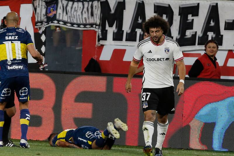 Maximiliano Falcón tras propinarle el pelotazo a Luis Montes en el partido de Colo Colo vs Everton.