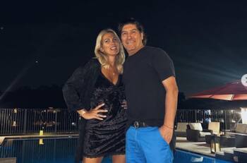 Posaron con relajados looks: María Alberó e Iván Zamorano celebraron su aniversario número 18 con romántica cita