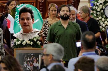 “¿Vestido así…?: Cristián de la Fuente critica duramente al presidente Boric por su ropa